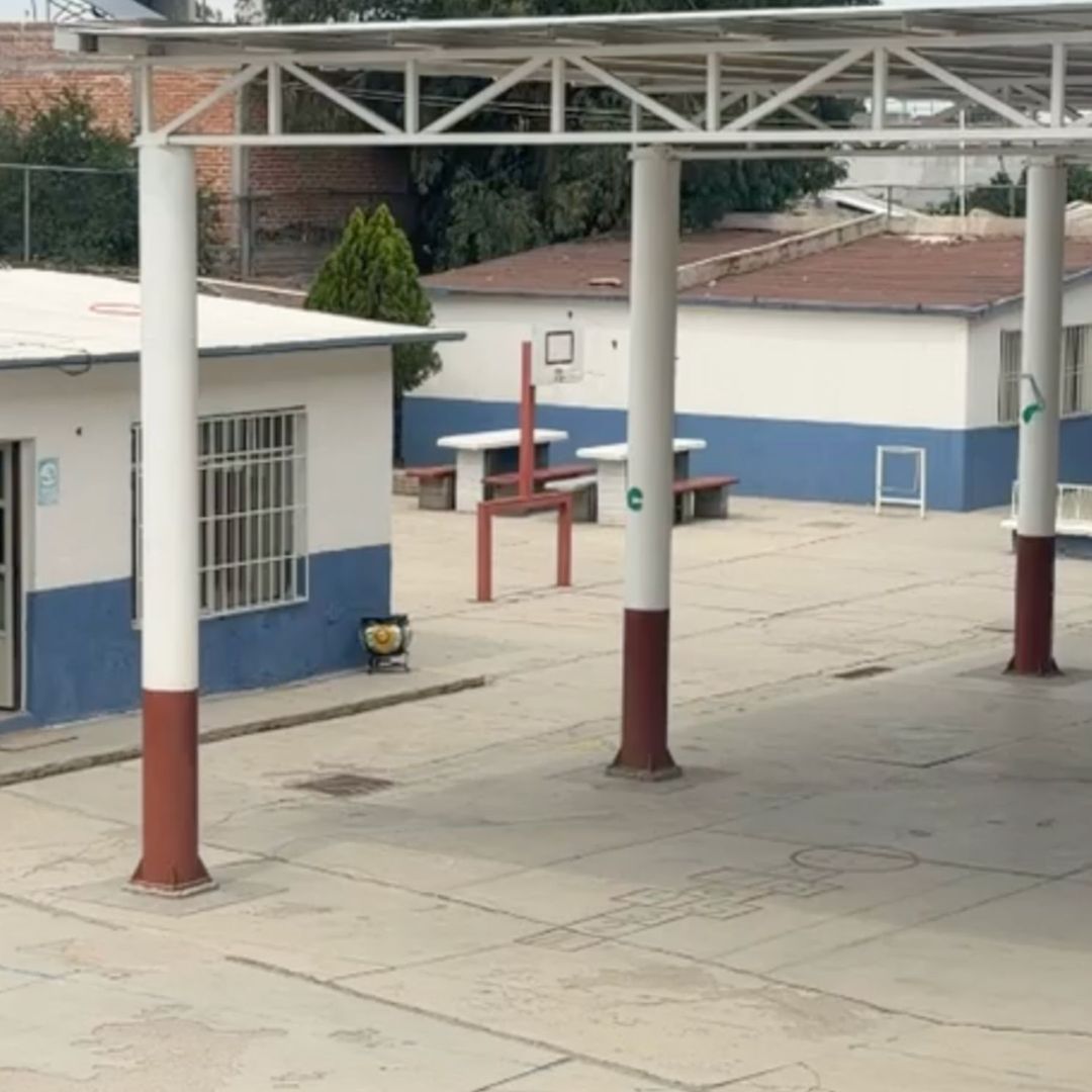 Padres Desarman y Someten a Hombre Armado Dentro de Primaria